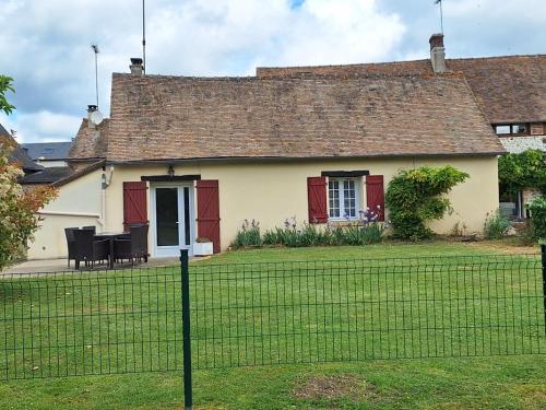 a house with a fence in front of it at L'Auberge de la fontaine in Fontaine-sous-Jouy