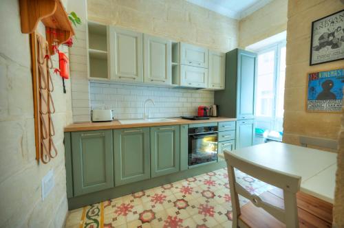 Кухня или мини-кухня в Traditional townhouse near seafront, roof terrace RTHE1-1
