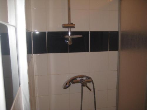 Un baño de HappyHostel