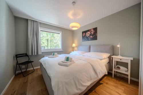 Postel nebo postele na pokoji v ubytování Chalet Höfi Studio by Arosa Vacations