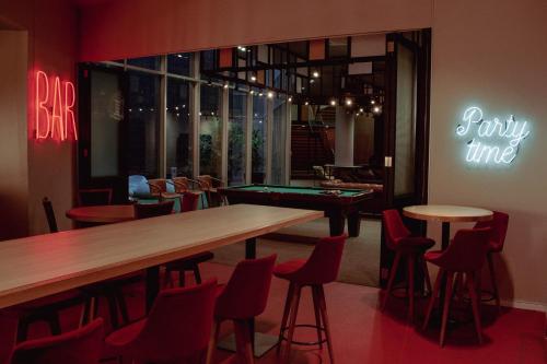 a restaurant with a ping pong table and chairs at Opta Coliving Punta Carretas in Montevideo
