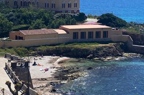 un edificio en una playa junto al agua en Alegria Alghero, en Alghero