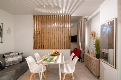 TV a/nebo společenská místnost v ubytování Natasha's Studio Apartment