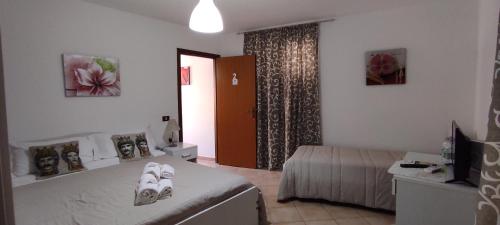 una camera da letto con un letto con asciugamani sopra di La Casa Dei Greci a Agrigento