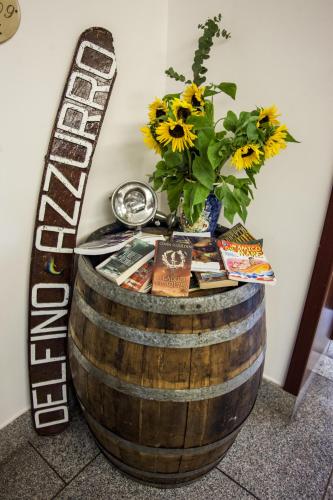 a barrel with a vase of sunflowers and books on it at Hotel La Tripergola in Pozzuoli