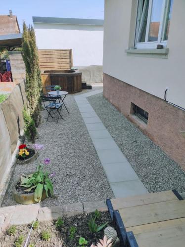 un jardin avec une table et des plantes dans l'établissement Nid douillet avec jacuzzi privé, à La Celle-sous-Gouzon