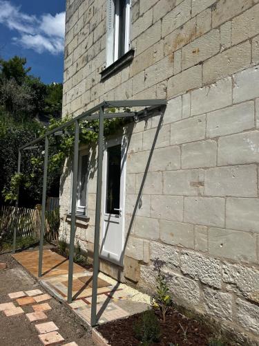 un bâtiment avec une structure métallique devant une fenêtre dans l'établissement La maison familiale des bords de Loire, à Turquant