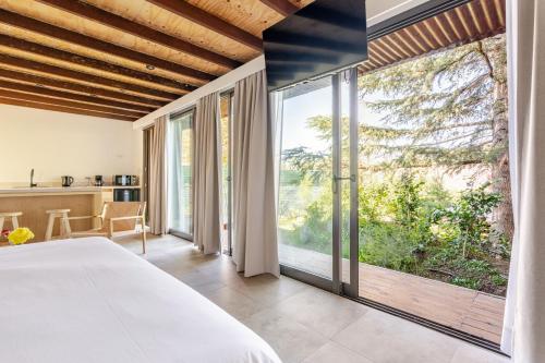 ein Schlafzimmer mit einem Bett und einem großen Fenster in der Unterkunft Las Nandinas - Olivo in Ciudad Lujan de Cuyo