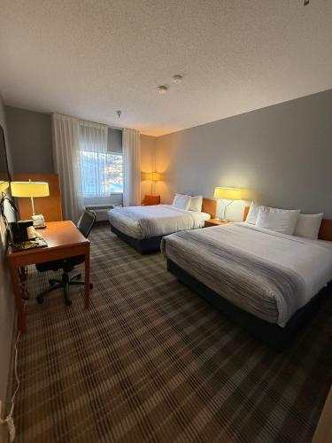 AmericInn by Wyndham Minotにあるベッド