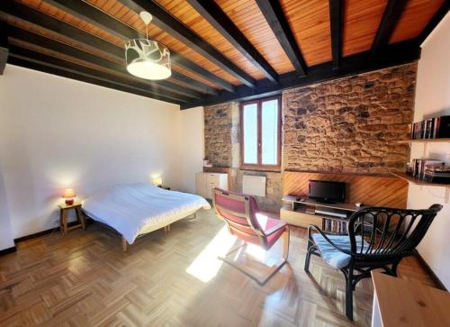 une chambre avec un lit et des chaises dans une pièce dans l'établissement La bulle à Thueyts Proche Pont du diable, à Thueyts