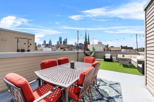 un patio con tavolo e sedie su un balcone di Brand New Dbl Unit Roofdeck Outdoor Patio a Philadelphia