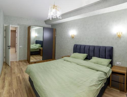 Ένα ή περισσότερα κρεβάτια σε δωμάτιο στο Modern Apartment in Tbilisi