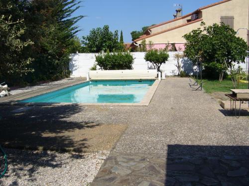 une piscine au milieu d'une cour dans l'établissement MAS MURIEL - Entre MEDITERRANEE et PYRENEES, à la port de l'ESPAGNE, à Sorède