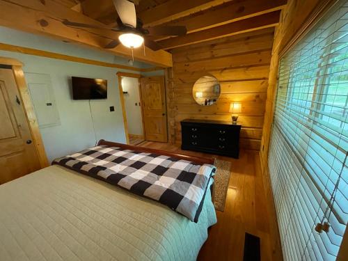 Katil atau katil-katil dalam bilik di Deer Run - A Peaceful cabin hideaway