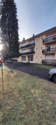 une voiture garée devant un immeuble dans l'établissement Studio 2 à 4 personnes avec balcon et parking, à La Bourboule