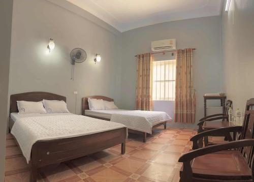 a bedroom with two beds and a window at Sotina Hotel in Giáp Vinh Yên