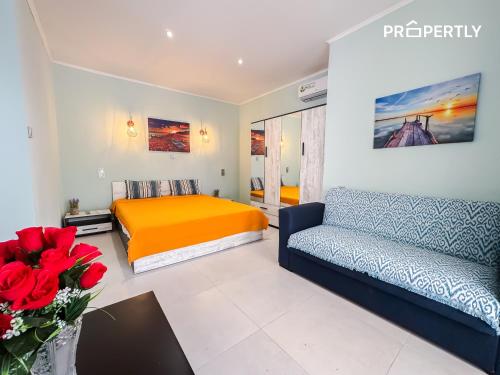 Ένα ή περισσότερα κρεβάτια σε δωμάτιο στο Boutique Seaside Studios #PROPERTLY