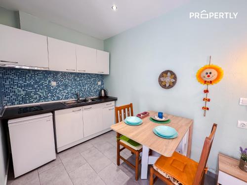 Η κουζίνα ή μικρή κουζίνα στο Boutique Seaside Studios #PROPERTLY