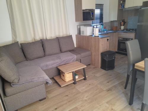 Kuchyň nebo kuchyňský kout v ubytování MOBIL HOME l'ALOUETTE