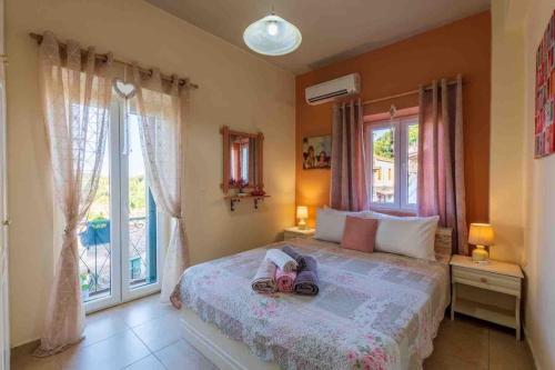 una niñita sentada en una cama en un dormitorio en Contessina #731 House with Panoramic View, en Ágios Matthaíos