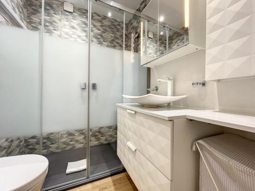 une salle de bain avec toilettes, lavabo et douche dans l'établissement Cap d'Antibes 2P garage proche mer Hermitage, à Antibes