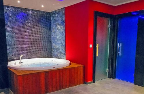 baño con bañera con paredes rojas y azules en Villa Panorama View Oludeniz, en Fethiye