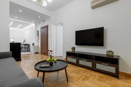 Stylish & Bright Flat Across Metro - 8' to Center