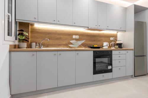 Stylish & Bright Flat Across Metro - 8' to Center