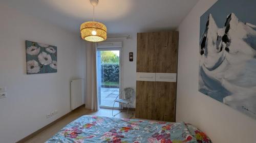 une chambre avec un lit et un tableau au mur dans l'établissement Terrace and apartment Between lake and mountain, à Annecy