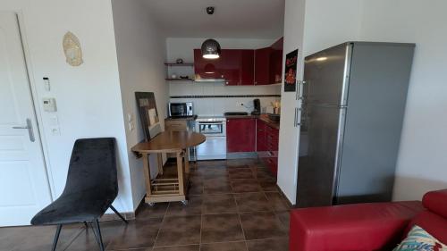 une petite cuisine avec une table et un réfrigérateur dans l'établissement Terrace and apartment Between lake and mountain, à Annecy