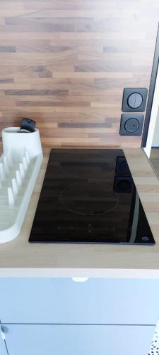 un modèle de cuisine avec un four à plaques de cuisson dans l'établissement Magnifique studio vue mer à Port Camargue-4 couchages, au Grau-du-Roi