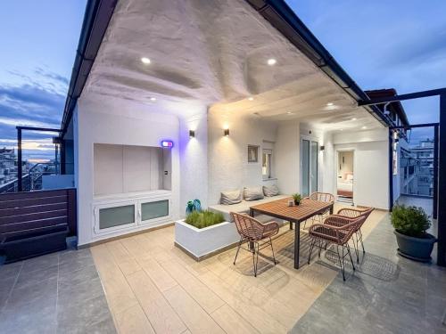Svalir eða verönd á Aether Luxe Suite
