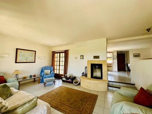 un salon avec un canapé et une cheminée dans l'établissement La maison du canal, à Ventenac en Minervois