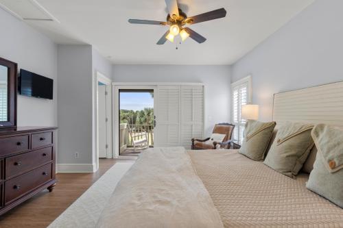 ein Schlafzimmer mit einem Bett und einem Deckenventilator in der Unterkunft 4964 Turtle Point Villa by Akers Ellis Rentals in Kiawah Island