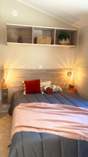 une chambre avec un grand lit avec deux oreillers dans l'établissement Camping le Frêche à l'Âne, à Pléboulle