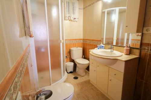 La JacaにあるLa Casita de la Jacaのシャワー、トイレ、洗面台を備えたバスルーム