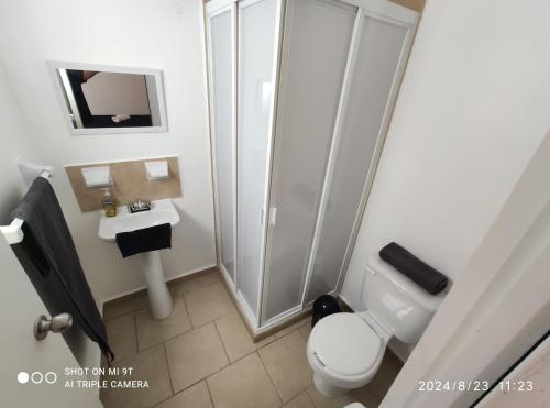 Un pequeño baño con inodoro y ducha. en Hacienda San José, en Querétaro