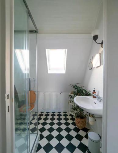 une salle de bain avec une douche, un lavabo et des toilettes dans l'établissement Maison Hestia, à Épégard