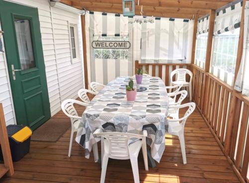 une table sur le porche d'une maison dans l'établissement Mobil home familial, à Talmont-Saint-Hilaire