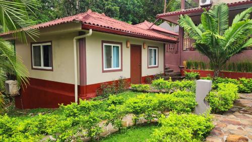 a small house with a garden in front of it at Coconut Lodge in Panama City
