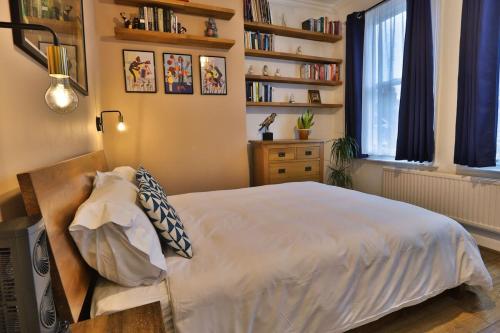 Ένα ή περισσότερα κρεβάτια σε δωμάτιο στο Your beautiful home in London