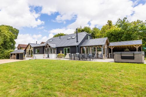ウィンボーン・ミンスターにあるSecluded Countryside Home, Hot Tub, Onsite Pub, Pool Table, Sleeps upto 13, Perfect for a family get togetherの芝生の家の外観