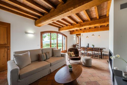 a living room with a couch and a table at Residenza Storica sulle Colline di Maranello in Fogliano
