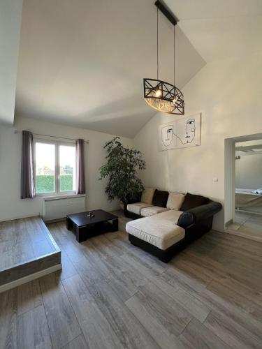 un salon avec un canapé et une table dans l'établissement Parenthèse ensoleillée, à Travaillan