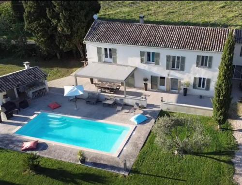 une vue aérienne d'une maison avec piscine dans l'établissement Parenthèse ensoleillée, à Travaillan