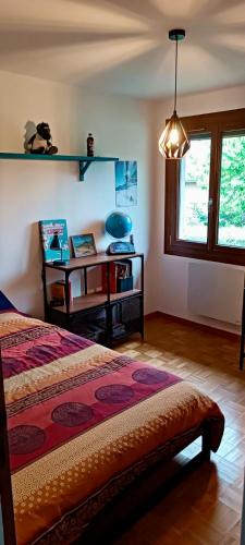 une chambre avec un lit, une table et une fenêtre dans l'établissement Maison - Piscine Parking Wifi - CLG Savoie, à Cruet