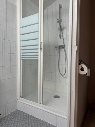 Photo de la galerie de l'établissement Chambre double avec salle de bain et toilettes séparés , Kitchenette partagée, à La Rochelle