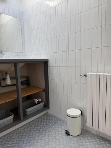 Photo de la galerie de l'établissement Chambre double avec salle de bain et toilettes séparés , Kitchenette partagée, à La Rochelle