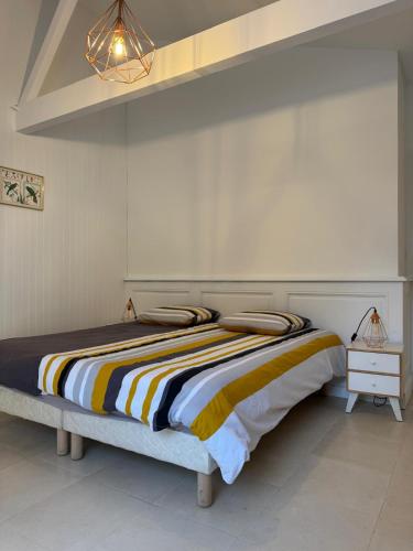 Photo de la galerie de l'établissement Chambre double avec salle de bain et toilettes séparés , Kitchenette partagée, à La Rochelle