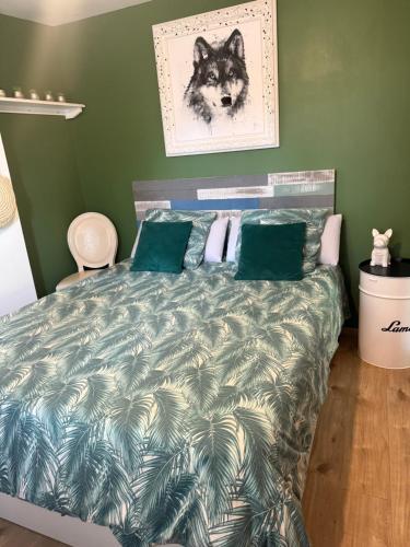 - une chambre avec un lit aux murs verts dans l'établissement LOFT - AVIGNON PROCHE REMPART, à Avignon